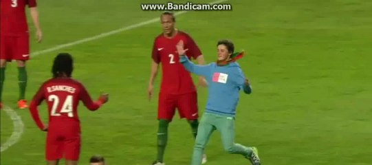 Renato Sanches got a hug from fans in game - Portugal 0-1 Bulgaria 25-03-2016