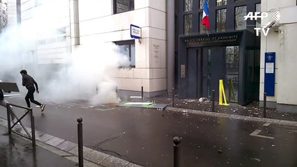 Des jeunes rejettent des projectiles contre un commissariat de police