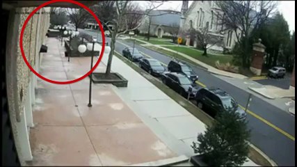 Nada extraño salvo cuando cae un coche desde el cuarto piso