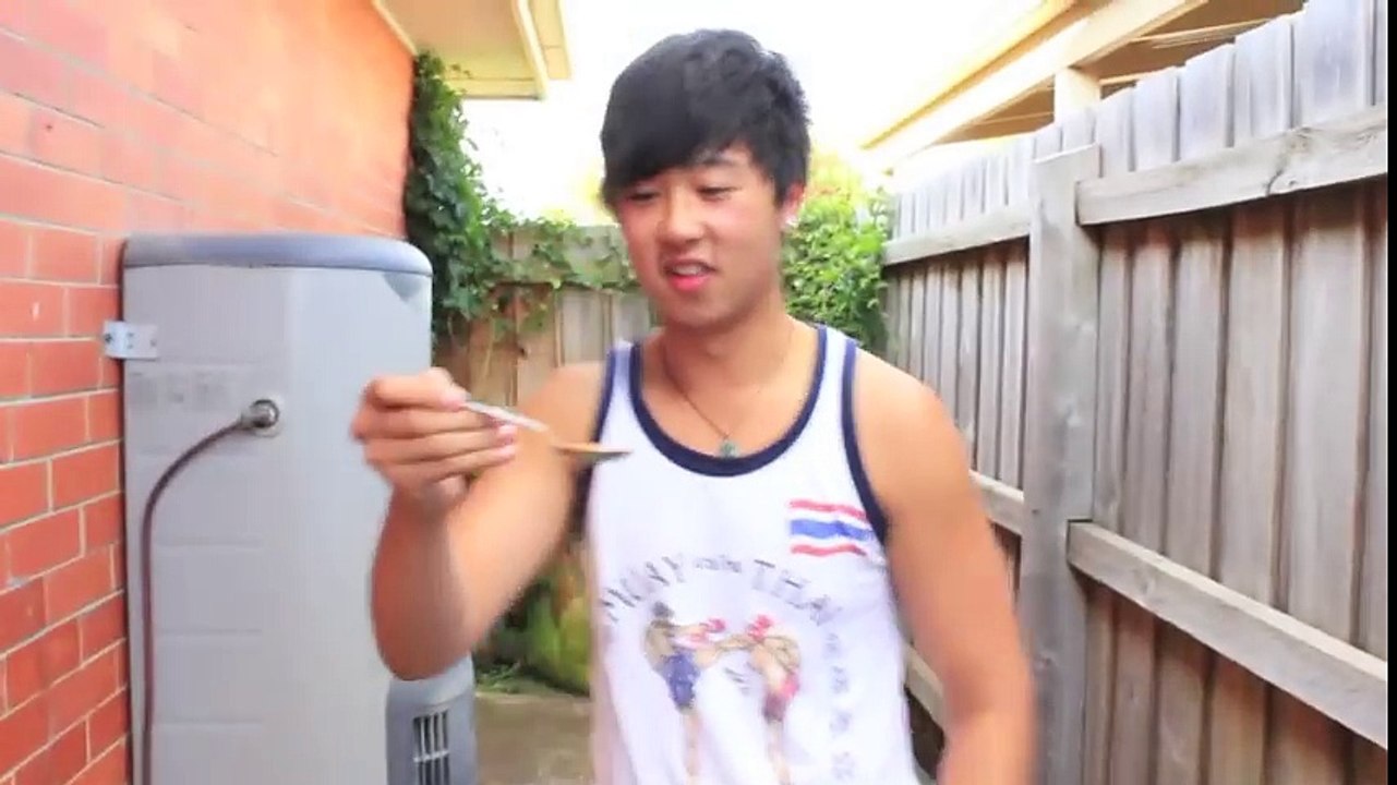 Cinnamon challenge with Chonny (Asian version)