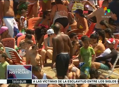 Venezolanos disfrutan asueto de Semana Santa en playas del país