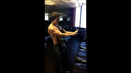 Derek works out 032516