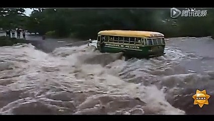 Cry bus was swept away by the muddy water of the moment