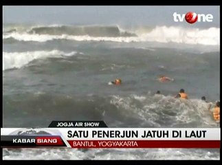 Seorang Penerjun Payung Jatuh di Tengah Laut
