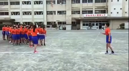 Как азиатские дети через скакалку прыгают