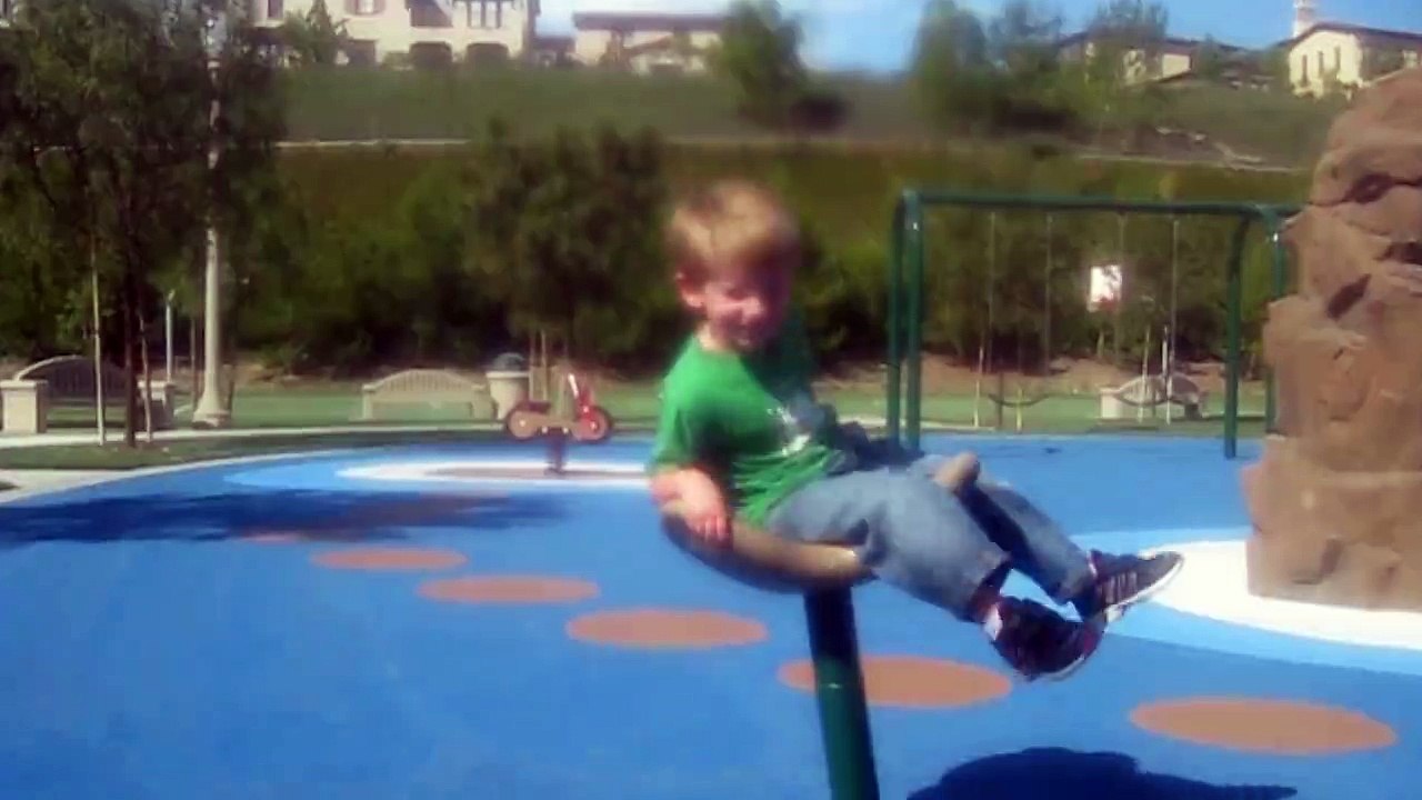 Ca tourne, ça tourne et ça fini en grosse gamelle. Bravo gamin