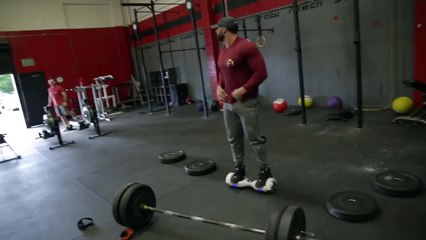 Ce gars soulève une barre de 100kg sur un Hoverboard - Dangereux
