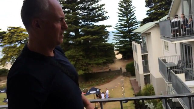 Попугаи выстроились в очередь за едой