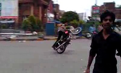 下载视频: Amazing Bike One Wheeling - Pakistani Bikers