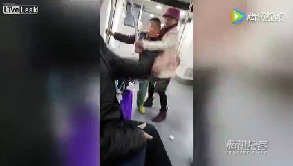 Un enfant s'en prend à sa mère et la frappe dans le métro chinois