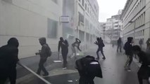 Des jeunes manifestant s'attaquent à un commissariat parisien