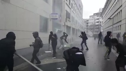Des jeunes manifestant s'attaquent à un commissariat parisien