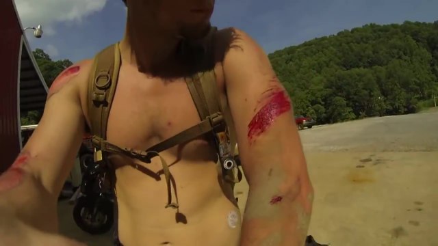 Un motard fait une chute torse nu et en short