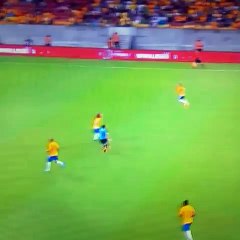 David Luiz fait carrément une passe décisive à Suarez