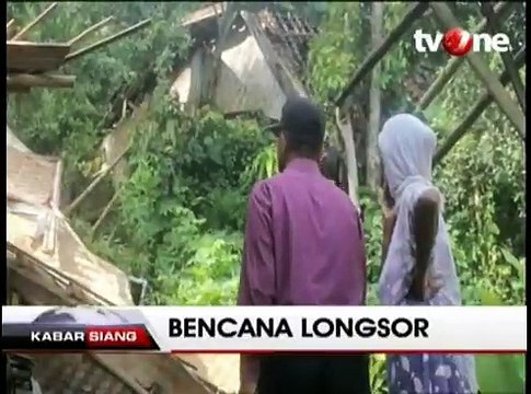 Material dari Tebing Longsor Timpa 5 Rumah