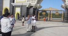 Touristes Chinois en Malaisie super excités par leur rencontre avec des personnes de couleur