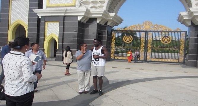 Touristes Chinois en Malaisie super excités par leur rencontre avec des personnes de couleur
