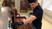 Chocolaterie de Beussent-Lachelle, réalisation d'un moulage de Pâques en chocolat