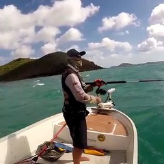 ارے اتنی بڑی مچھلی کیسے پکڑ لی ۔۔۔