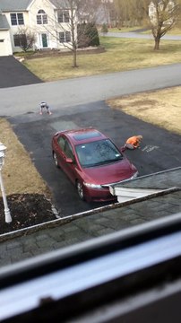 Des gamins dessinent à la craie sur le bitûme surpris par une caméra