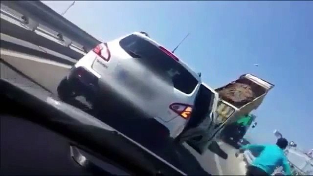 En Turquie, un chauffeur de camion vide sa benne en plein autoroute