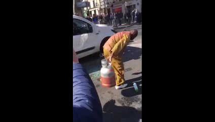 Un homme énervé pète un plomb en plein Barbès à Paris et détruit sa voiture