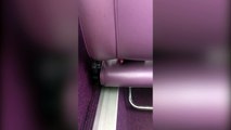 Une femme pren en flague un homme en train de filmer sous sa jupe dans le train