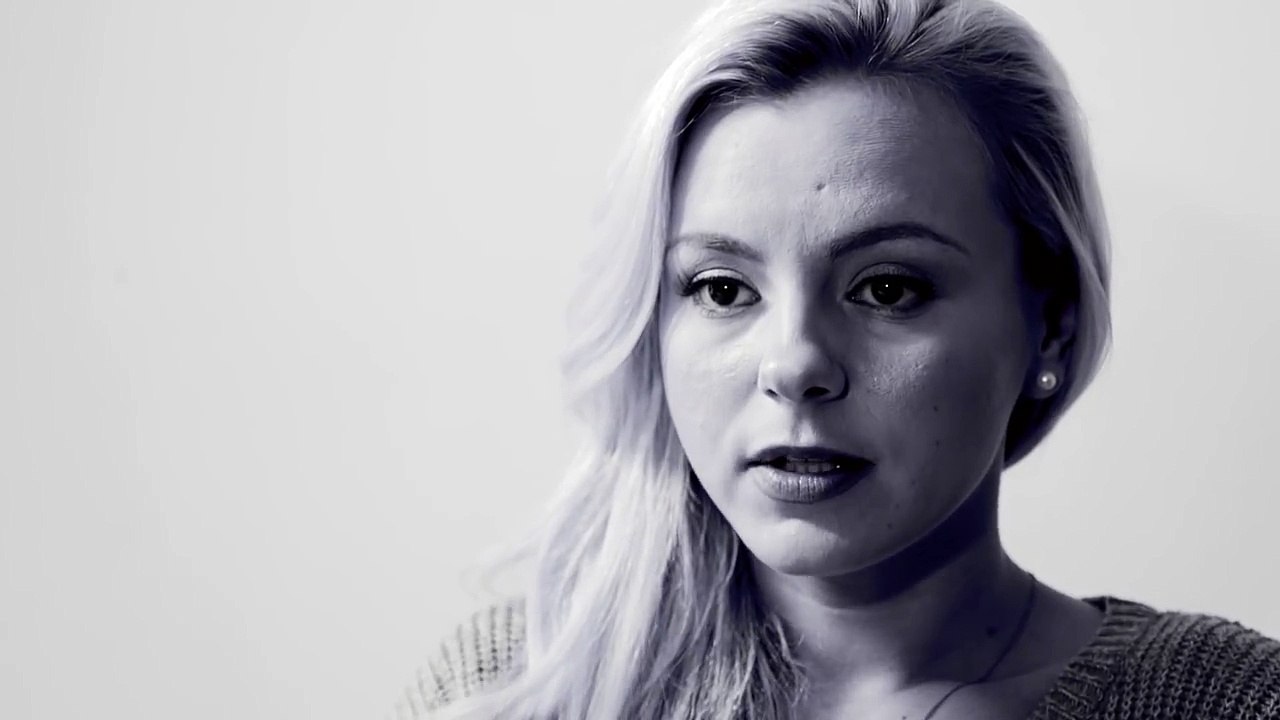 une ancienne star (X) donne un conseil aux jeunes filles