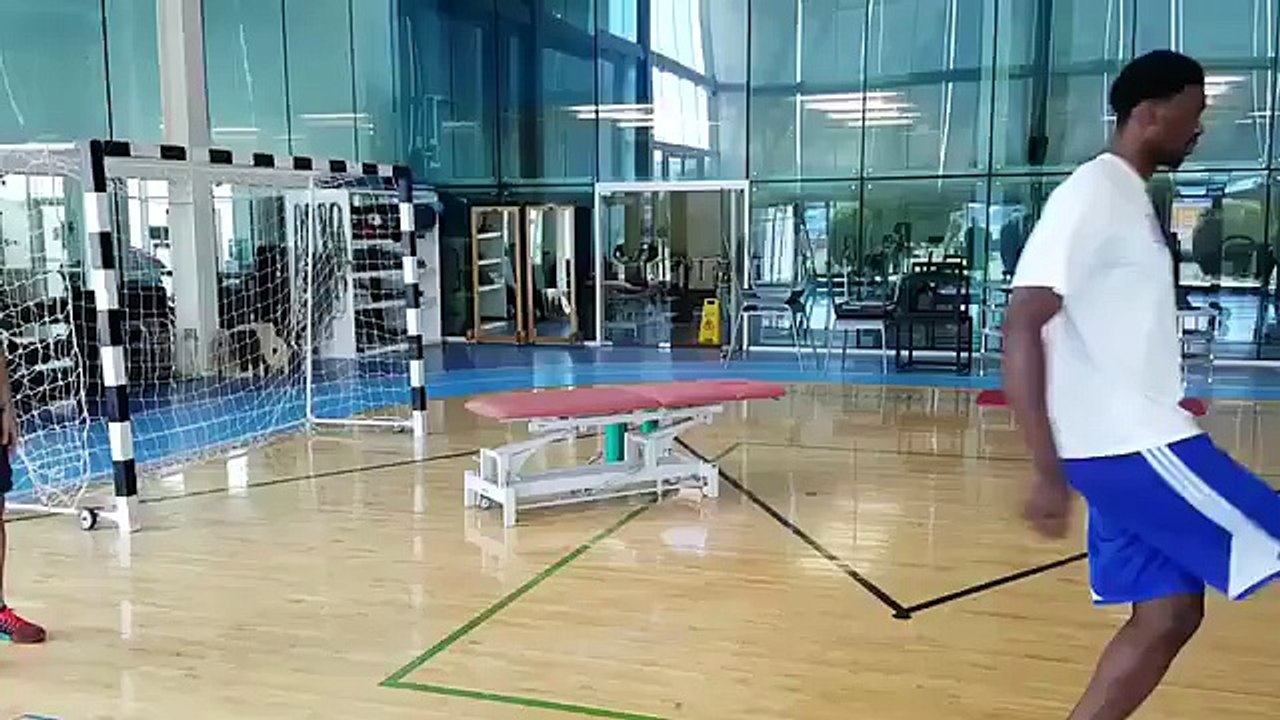 Le pied droit va bien - Joel Embiid jongle avec Javier Pastore