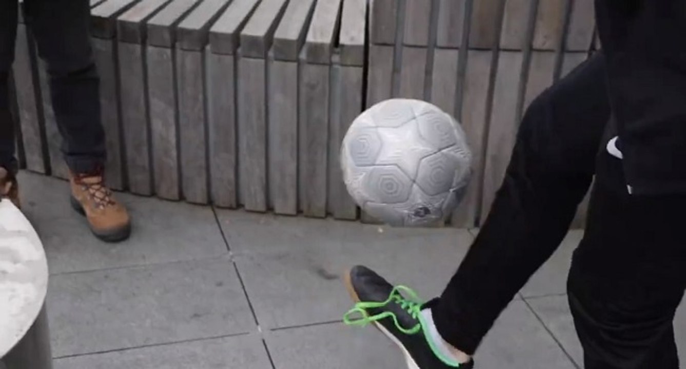 Regardez bien les pieds de cet homme, ce qu'il fait est simplement hallucinant