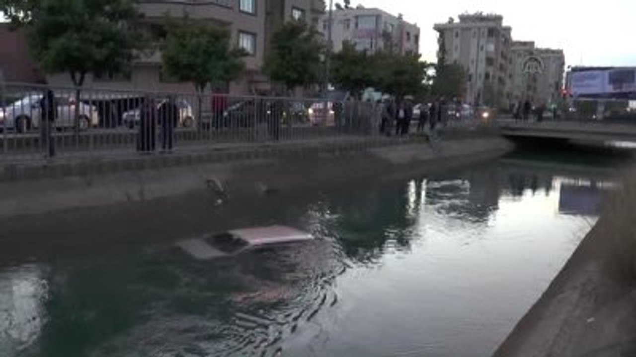 Kanala Devrilen Otomobilden Yüzerek Kurtuldular