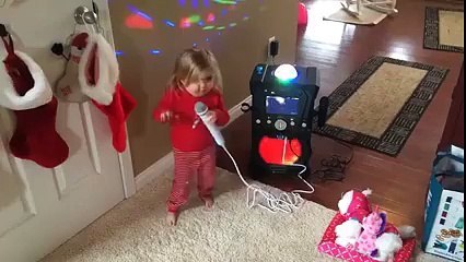 Le karaoké le plus adorable du monde. Fillette trop chou