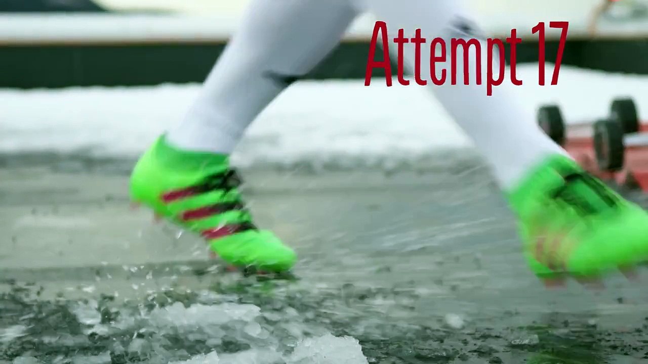 74 Metrelik Otel Çatısından Sahaya Orta Açan Futbolcular