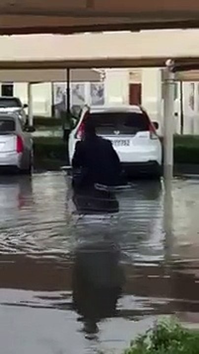 Adamın Market Arabasında Verdiği Mücadele