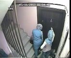 Apartman Kamerasına Yakalanan Türbanlı Hırsızlar