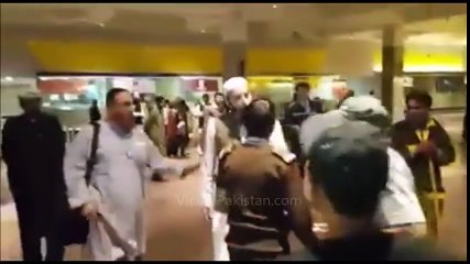 Junaid Jamshed attacked by religious fanatics at... - Viral