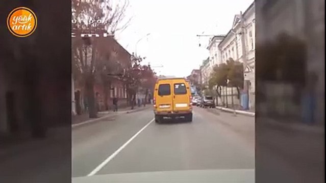 Dikkatsiz adam az kalsın canından oluyordu.