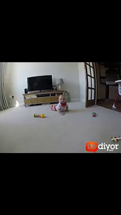 Bebeğin kamera görüp saldırması