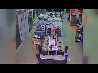 Led TV çalan çocuk hırsızlar, kameralara yakalandı