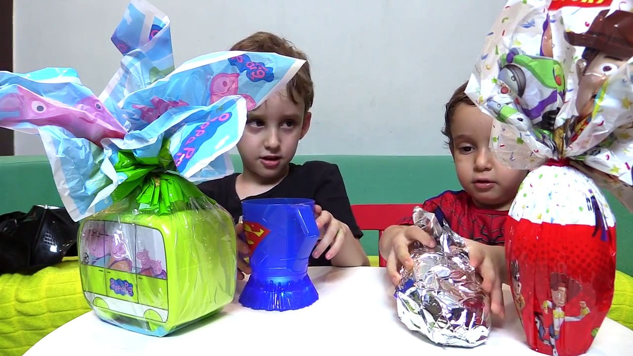 Homem Aranha Abre Ovos de Pascoa PEPPA PIG SUPERMAN TOY STORE Surprise Eggs