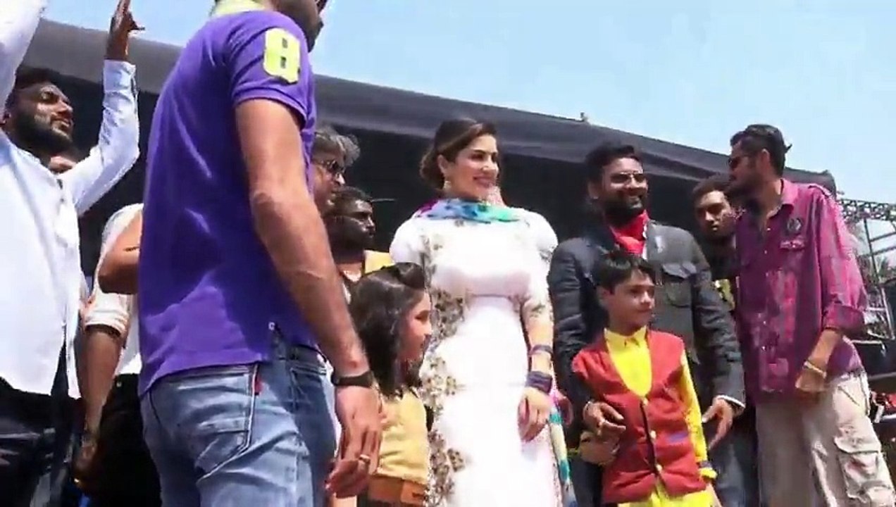 Sunny Leone vs Journalist