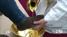 Pope Francis washes the feet of black man