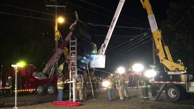 Une femme coince sa voiture dans des lignes électriques