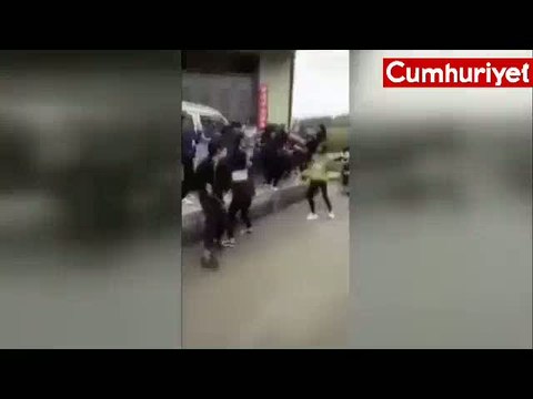 Genç kızlardan sokak ortasında satırlı sopalı kavga