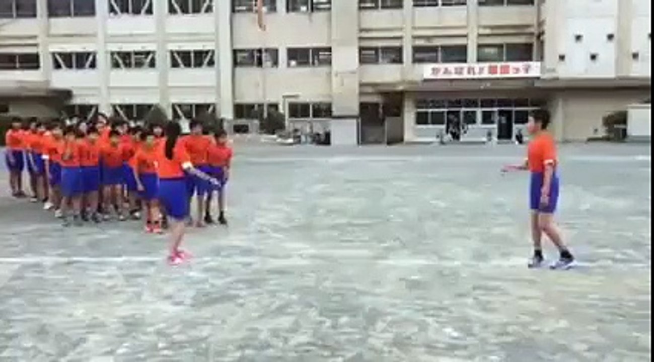 Как азиатские дети через скакалку прыгают