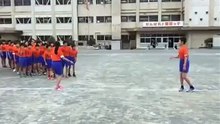 Как азиатские дети через скакалку прыгают