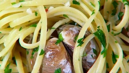 Martha Stewart's Cooking School Preparing Clams for Linguini with Clam Sauce