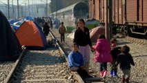 آلاف اللاجئين عالقون بالحدود اليونانية المقدونية