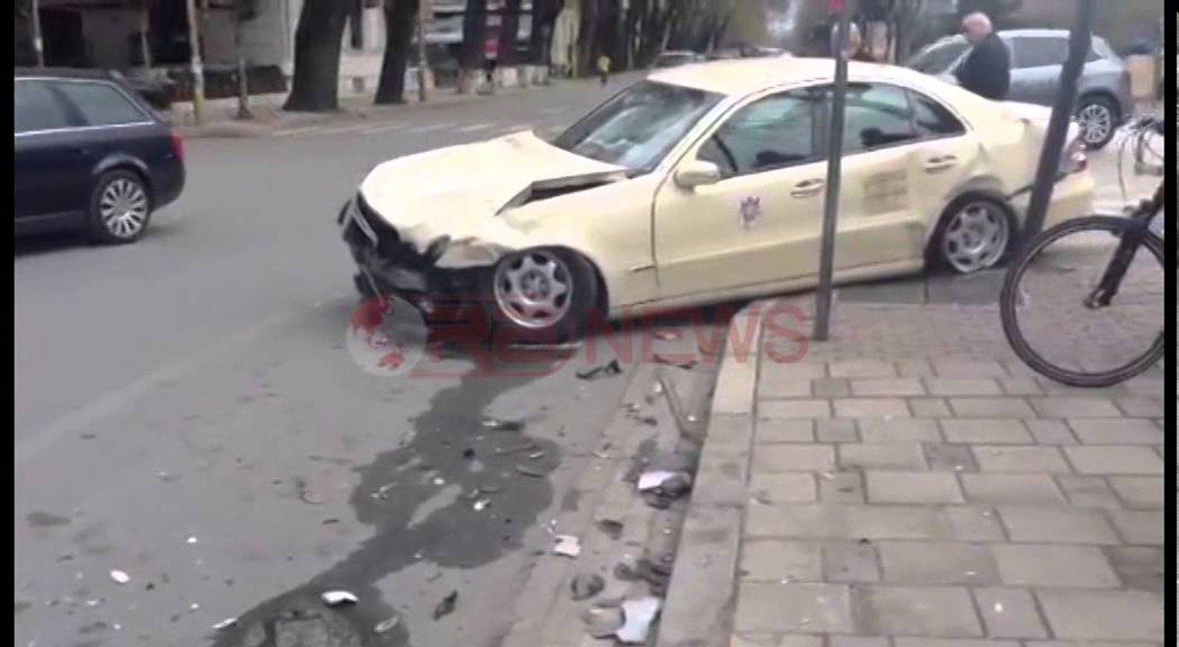 Tiranë - Përplasen dy makina, njëra përfundon në Lanë- Ora News