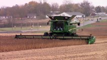 John Deere S680 Combine Harvesting Soybeans with a John Deere 640FD HydraFlex Draper